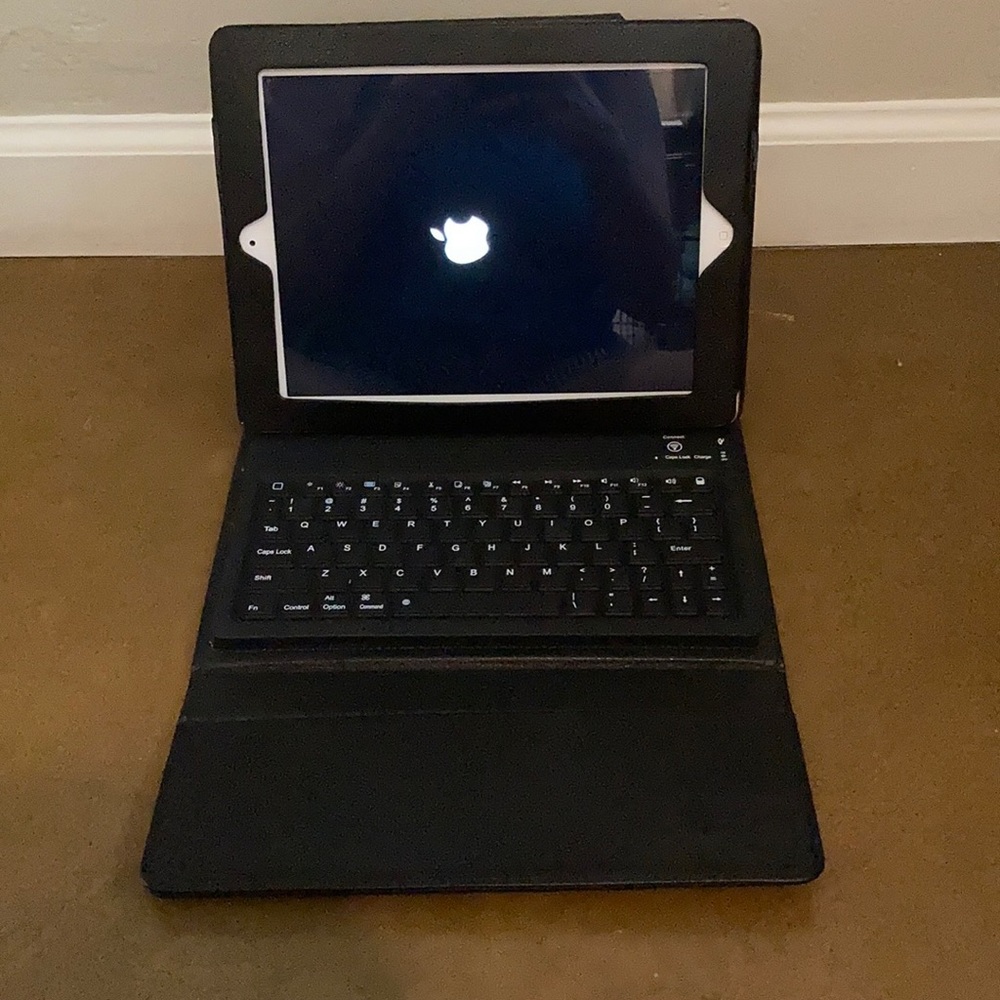 iPad keyboard case. Black leather. Bluetooth.